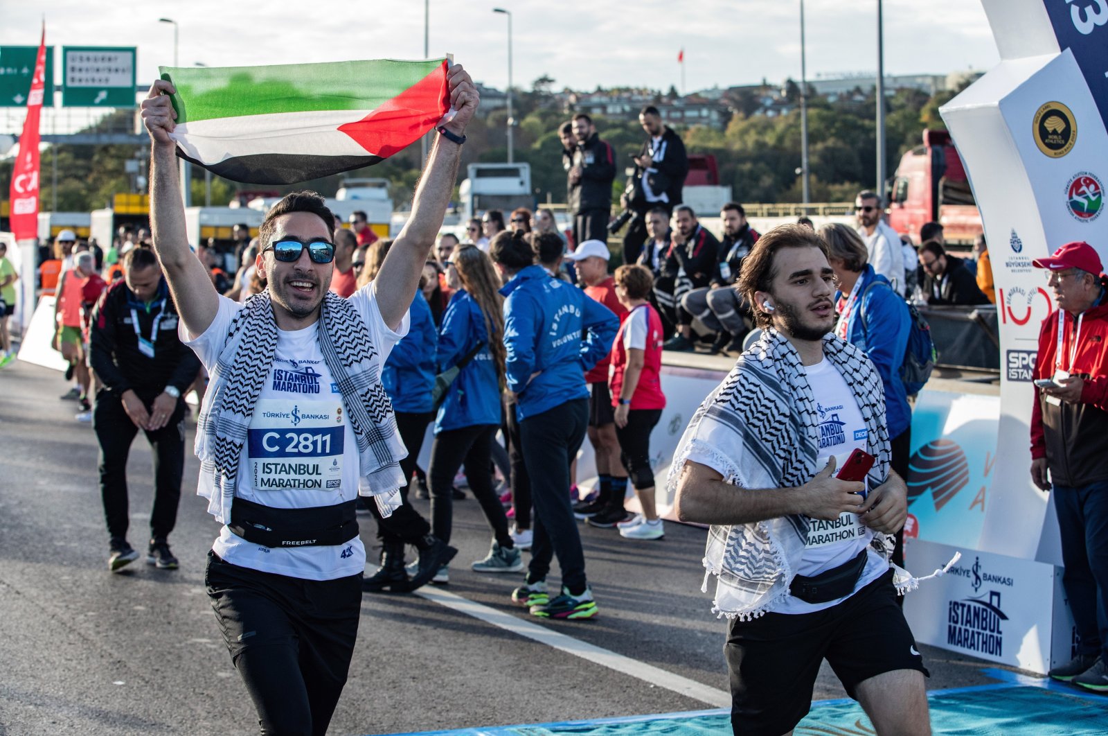 A runner waves a Palestinian flag during the 45th Istanbul Marathon, Istanbul, Türkiye, Nov. 5, 2023. (Getty Images Photo)