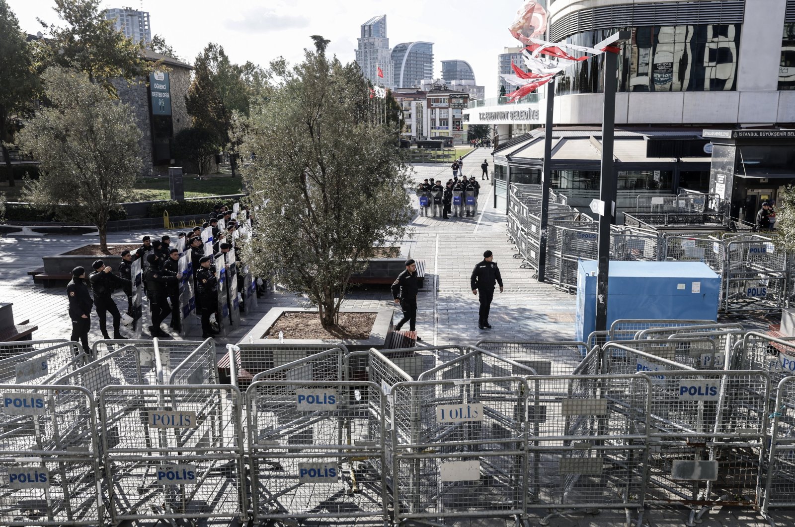 Turkish police officers secure the area in front of the Esenyurt municipality office following the arrest of Istanbul&#039;s Esenyurt district mayor Ahmet Özer, Istanbul, Türkiye, 31 October 2024. (EPA Photo)