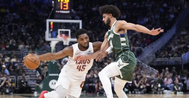 Cleveland Cavaliers guard Donovan Mitchell (L) drives to the basket against Milwaukee Bucks guard Andre Jackson Jr. in an NBA game, Milwaukee, Wisconsin, U.S., Nov 2, 2024. (Reuters Photo)