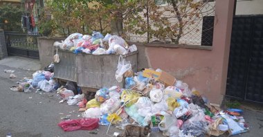 A dumpster overflows with bags of uncollected trash, Kartal, Istanbul, Türkiye, Nov. 1, 2024. (DHA Photo)