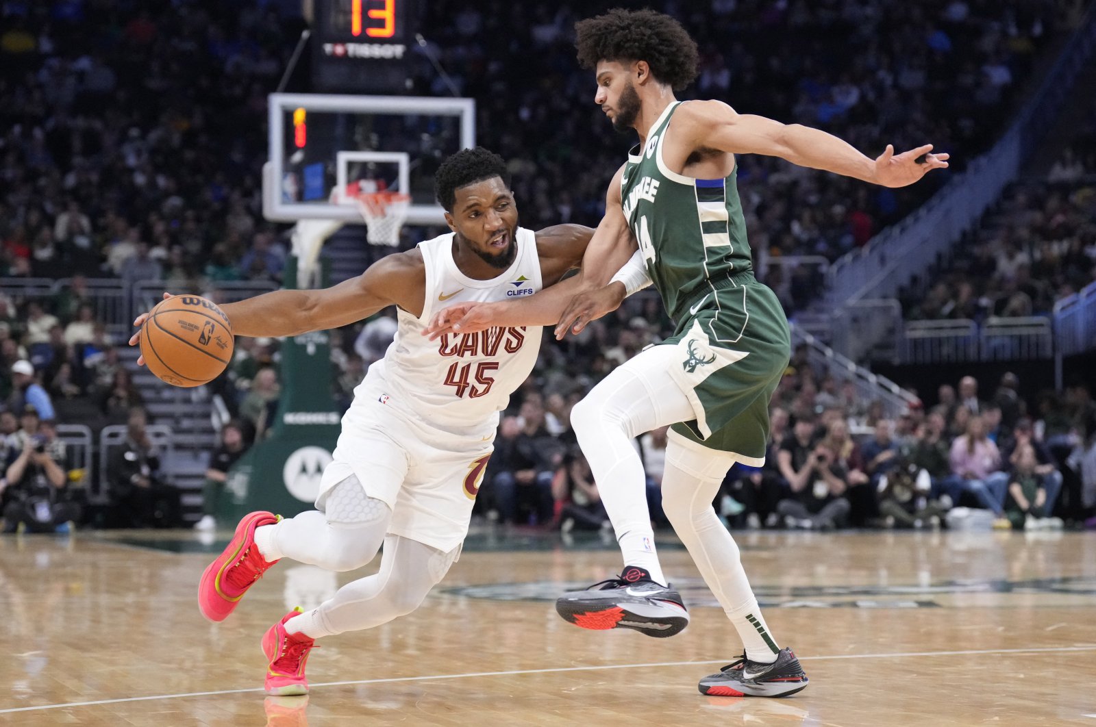 Cleveland Cavaliers guard Donovan Mitchell (L) drives to the basket against Milwaukee Bucks guard Andre Jackson Jr. in an NBA game, Milwaukee, Wisconsin, U.S., Nov 2, 2024. (Reuters Photo)