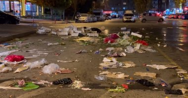 The streets of Kartal are filled with rubbish after the unionized workers' decision to go on strike, Istanbul, Türkiye, Oct. 31, 2024. (DHA Photo)