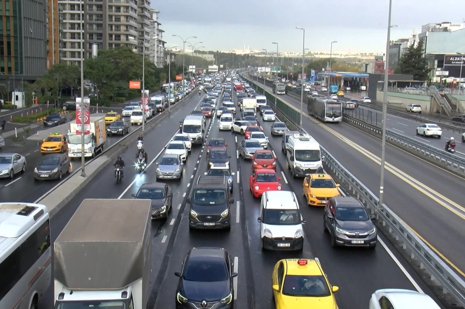 A general view of cars during rush hour, Istanbul, Türkiye, Oct. 17, 2024. (DHA Photo)