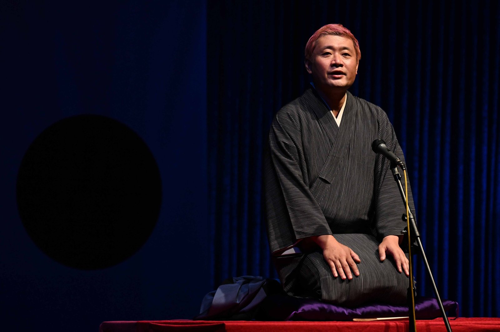 Shinoharu Tatekawa, a seasoned performer and storyteller, takes the stage to share a Rakugo performance, Ankara, Türkiye, Nov. 1, 2024. (AA Photo)