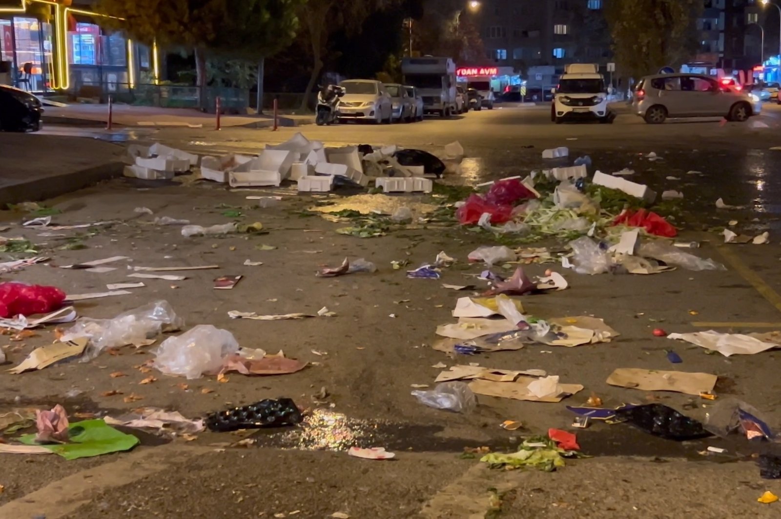 The streets of Kartal are filled with rubbish after the unionized workers&#039; decision to go on strike, Istanbul, Türkiye, Oct. 31, 2024. (DHA Photo)