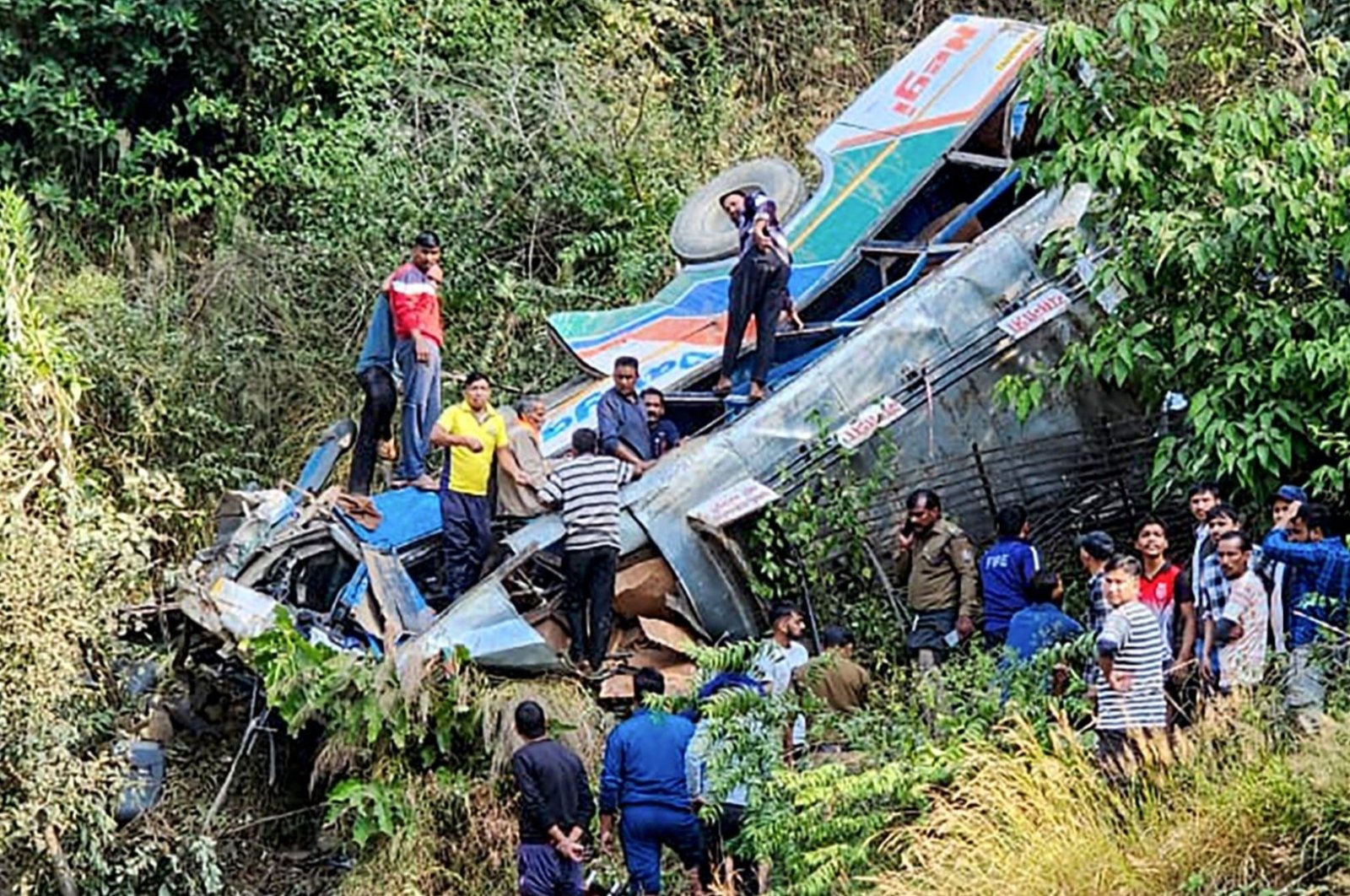 People at the site of a bus accident that killed at least 34 people, Uttarakhand, India, Nov. 4, 2024. (AFP Photo)