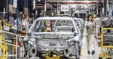 Cars are assembled in the Tofaş factory, a joint venture of Turkish Koç Holding and global automaker Stellantis, Bursa, northwestern Türkiye, March 31, 2020. (AA Photo)