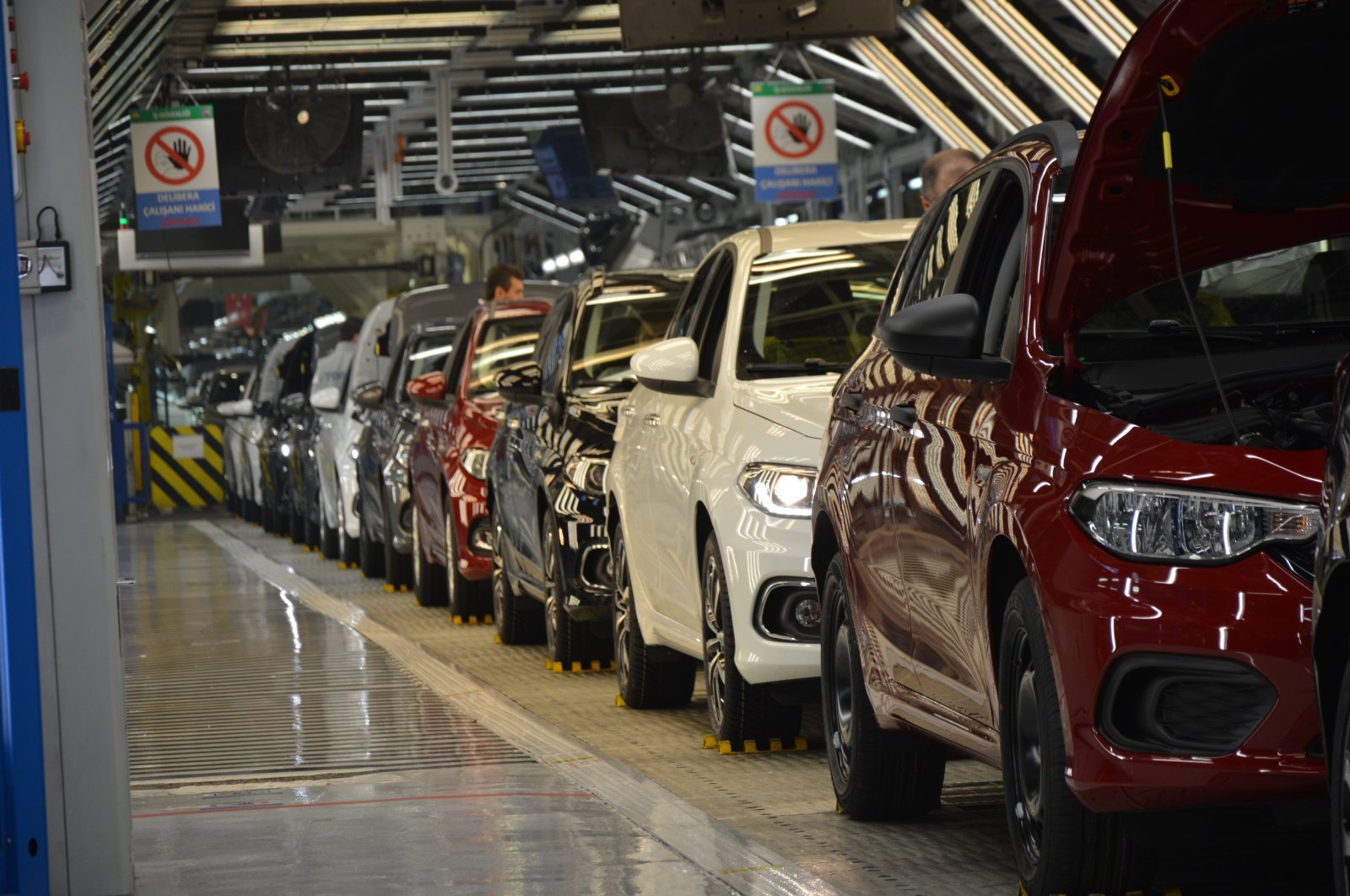 The cars are seen on the production line of Tofaş, Bursa, northwestern Türkiye, Oct. 25, 2024. (IHA Photo)