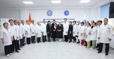 First lady Emine Erdoğan (C-R) and Kyrgyz first lady Aygül Caparova pose with doctors and health care staff during their visit to the National Maternal and Child Protection Center, Bishkek, Kyrgyzstan, Nov. 5, 2024. (AA Photo)