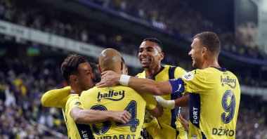 Fenerbahçe players celebrate during a Süper Lig match against Trabzonspor, Istanbul, Türkiye, Nov. 3, 2024. (IHA Photo)