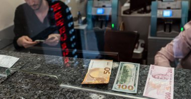 Fifty euro, $100 and 200 Turkish lira banknotes line a counter at a currency exchange office, Istanbul, Türkiye, June 8, 2023. (Reuters Photo)