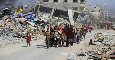 Displaced Palestinians make their way after fleeing the northern part of Gaza amid an Israeli military operation in Gaza City, Nov. 5, 2024. (Reuters Photo)