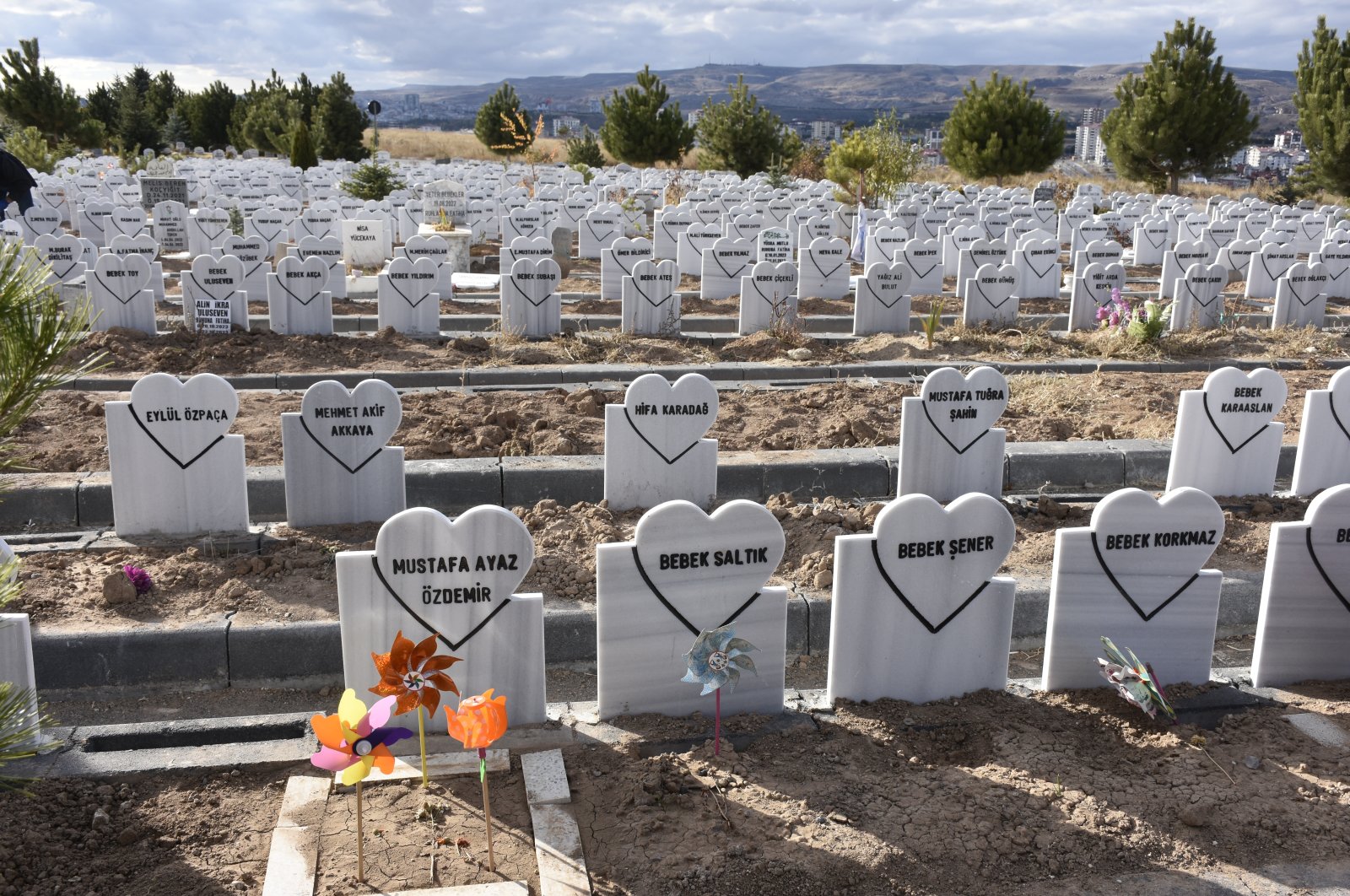 The newly designed heart-shaped gravestones at the Yukarı Tekke Cemetery in Sivas, Türkiye, Nov. 6, 2024. (DHA Photo)