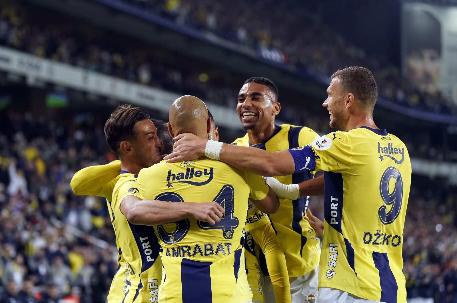 Fenerbahçe players celebrate during a Süper Lig match against Trabzonspor, Istanbul, Türkiye, Nov. 3, 2024. (IHA Photo)