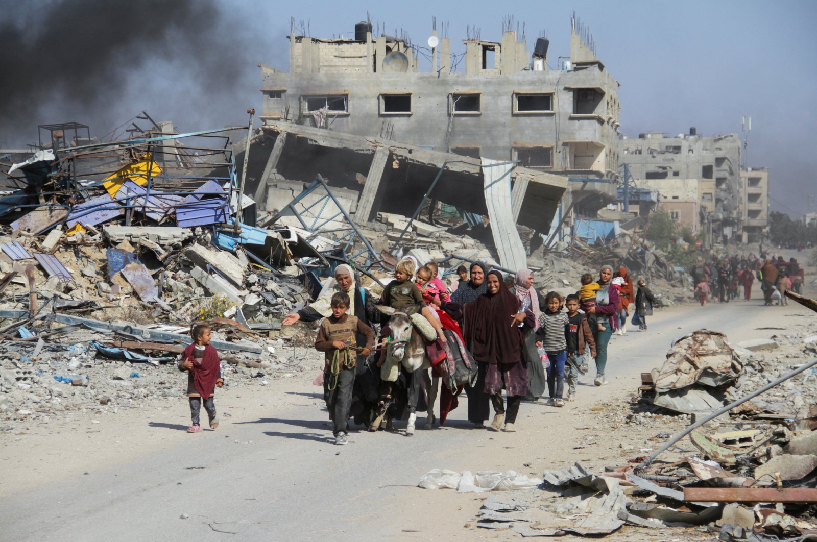 Displaced Palestinians make their way after fleeing the northern part of Gaza amid an Israeli military operation in Gaza City, Nov. 5, 2024. (Reuters Photo)