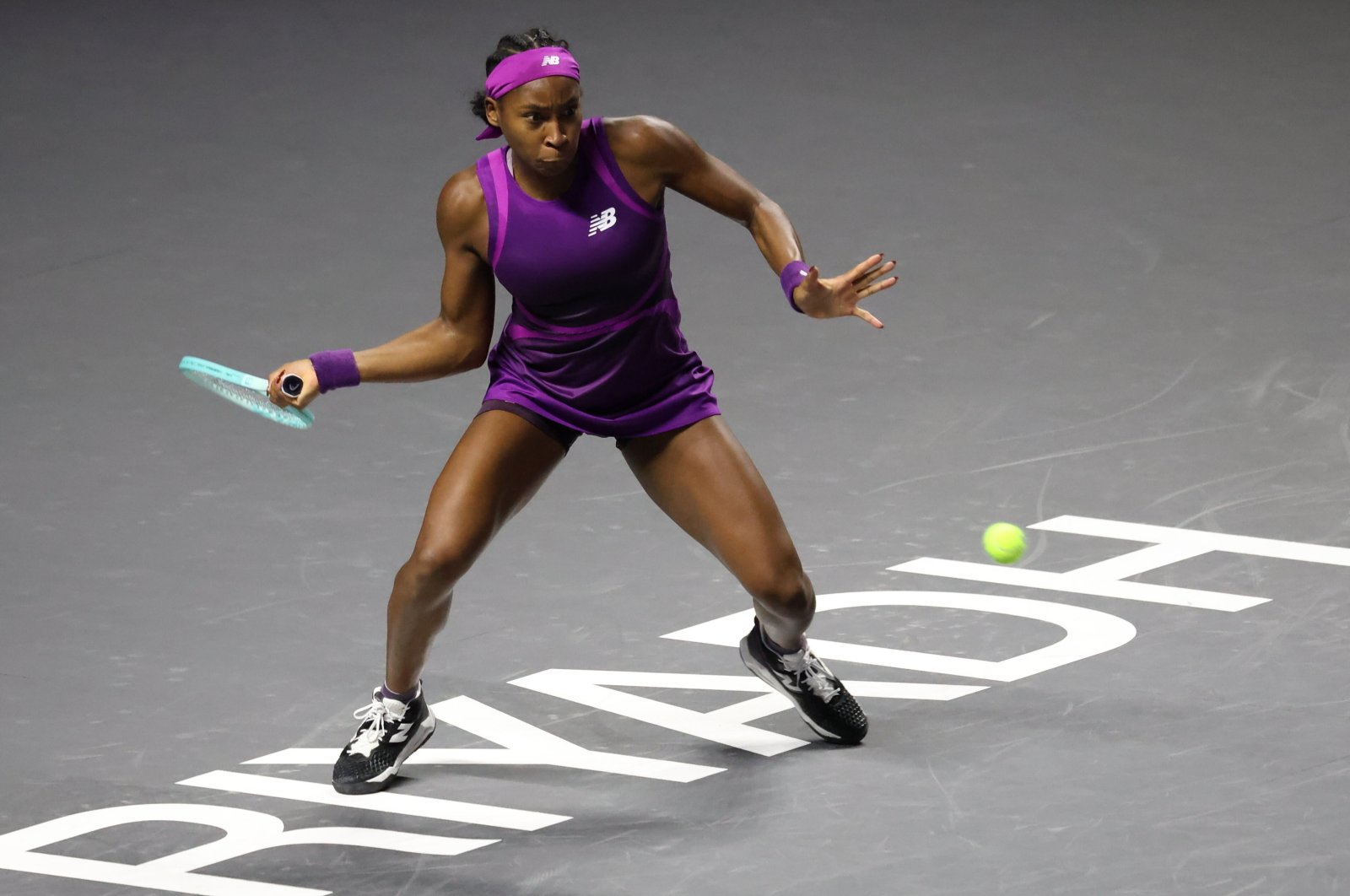 USA&#039;s Coco Gauff in action during her WTA Finals group stage match against Iga Swiatek of Poland, Riyadh, Saudi Arabia, Nov. 5, 2024. (EPA Photo)