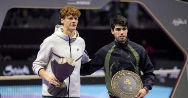 Italy's Jannik Sinner (L) poses with the winner's trophy next to Spain's Carlos Alcaraz during the awards ceremony after their final tennis match in the "6 Kings Slam" exhibition tournament, Riyadh, Suadi Arabia, Oct. 19, 2024. (AFP Photo)