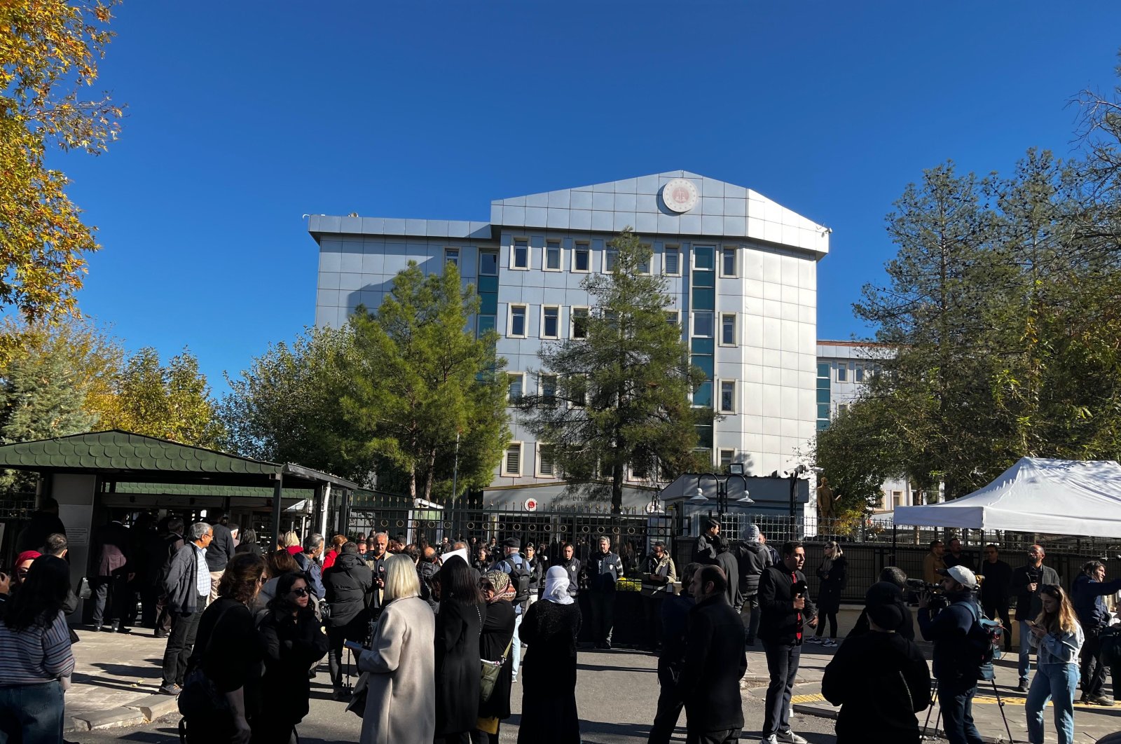 People gather in front of the courthouse as the trial for the murder of Narin Güran begins in Diyarbakır, Türkiye, Nov. 7, 2024. (IHA Photo)