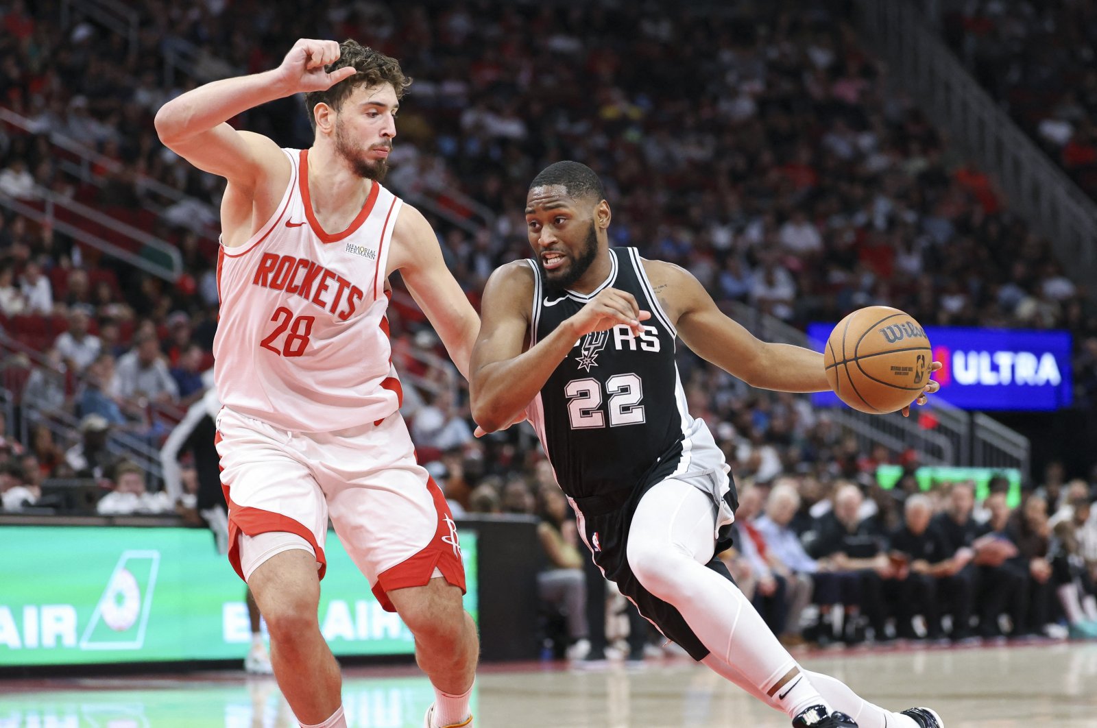 Houston Rockets center Alperen Şengün (L) challenges San Antonio Spurs guard Malaki Branham during the second quarter at Toyota Center, Houston, Texas, U.S., Nov 6, 2024. (Reuters Photo)