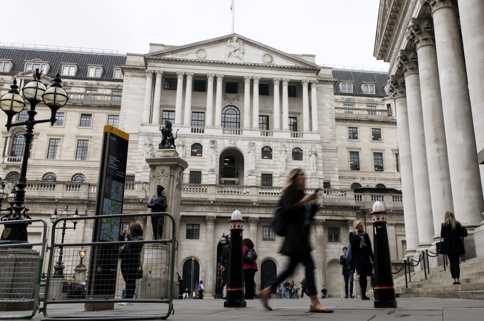 People walk past the Bank of England building ahead of the central bank&#039;s announcement on the decision to increase interest rates, London, Britain, Nov. 7, 2024. (EPA Photo)