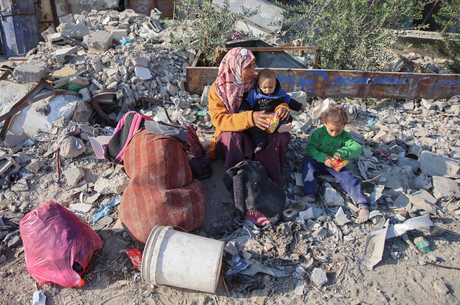 A woman rests with her children as displaced Palestinians flee Beit Lahia in the northern Gaza Strip, Palestine, Nov. 5, 2024. (AFP Photo)