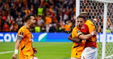 Galatasaray&#039;s Victor Osimhen (R) celebrates with teammates after scoring a goal during the UEFA Europa League, League phase matchday 4 against Tottenham at RAMS Park, Istanbul, Türkiye, Nov. 7, 2024. (AFP Photo)