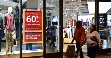 Consumers shop at an outlet mall in Los Angeles, California, U.S., Nov. 8, 2024. (AFP Photo)