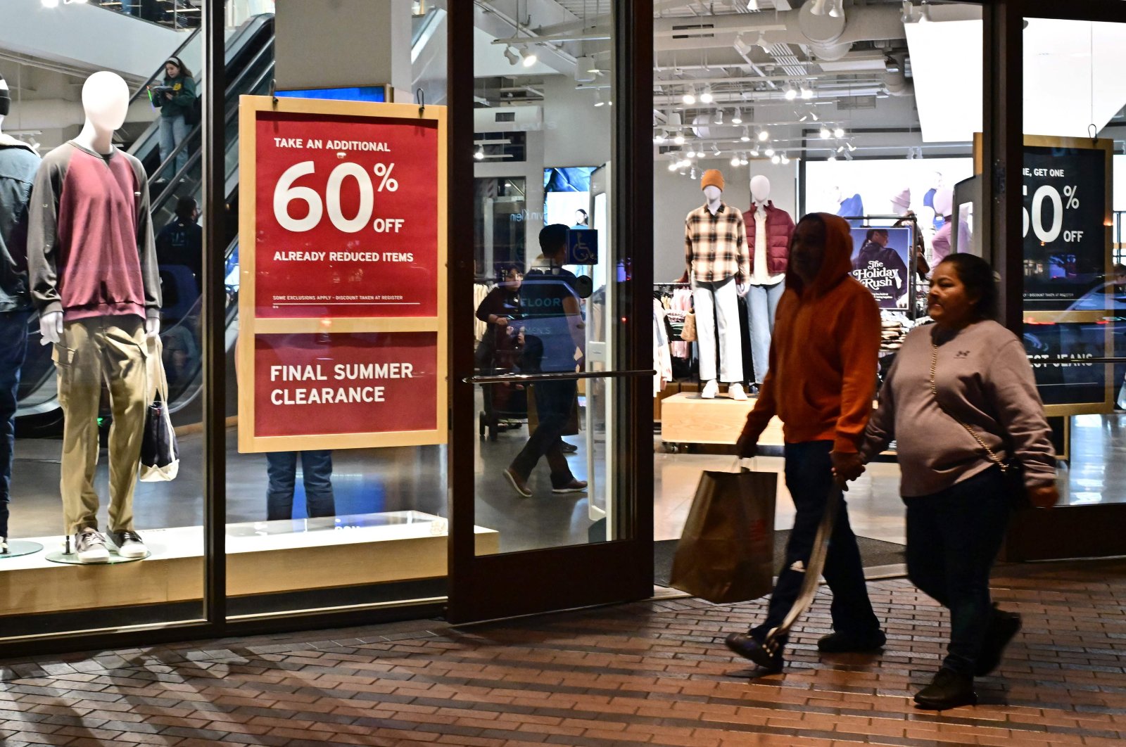 Consumers shop at an outlet mall in Los Angeles, California, U.S., Nov. 8, 2024. (AFP Photo)