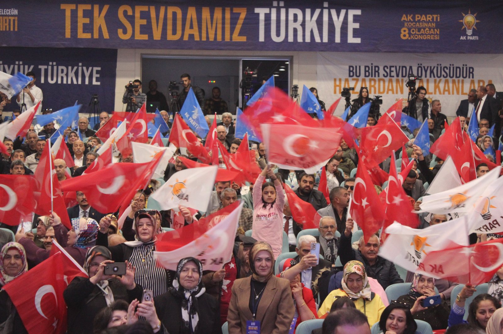 AK Party supporters attend the party&#039;s event in Kayseri, central Türkiye, Nov. 9, 2024. (İHA Photo)