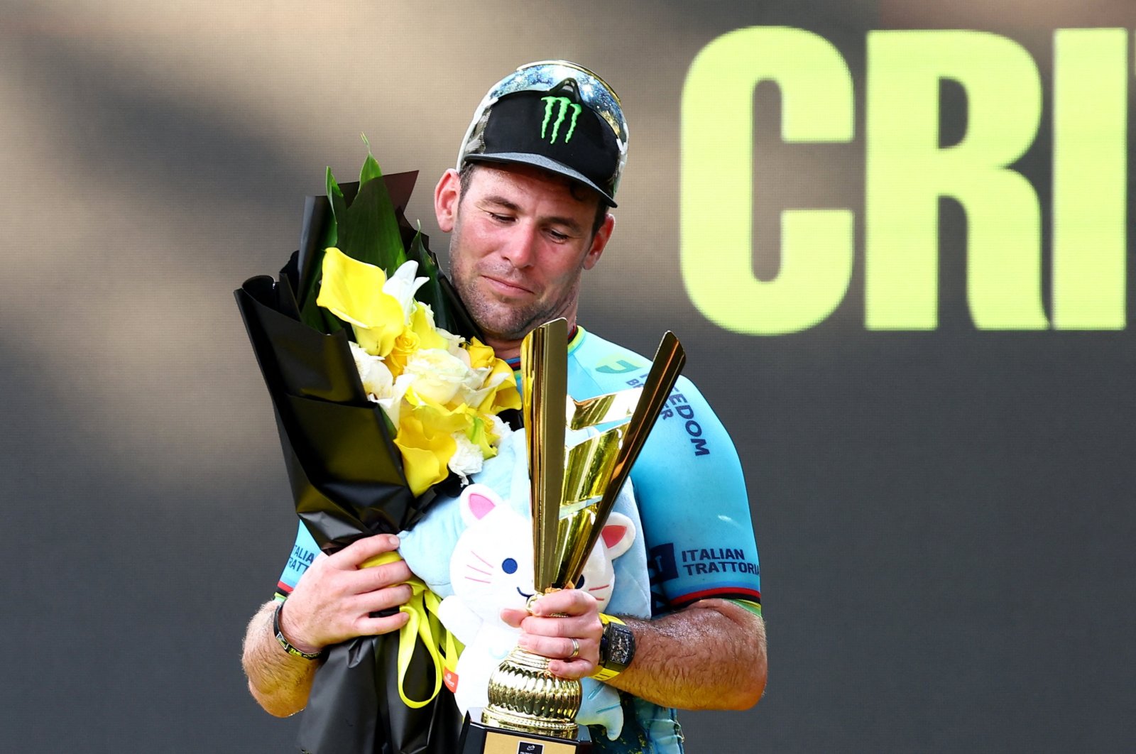 Astana Qazaqstan Team&#039;s Mark Cavendish celebrates with the trophy on the podium after winning the race Tour de France Singapore Criterium sprint, Singapore, Nov. 10, 2024. (Reuters Photo)