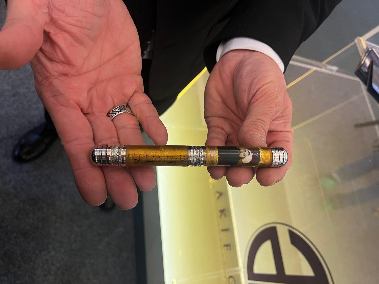 A portrait of an Ottoman sultan in the "Sultan Composekars" collection prepared by pencil craftsman Akif Gözcü specially for the festival. (Photo by Betül Tilmaç)