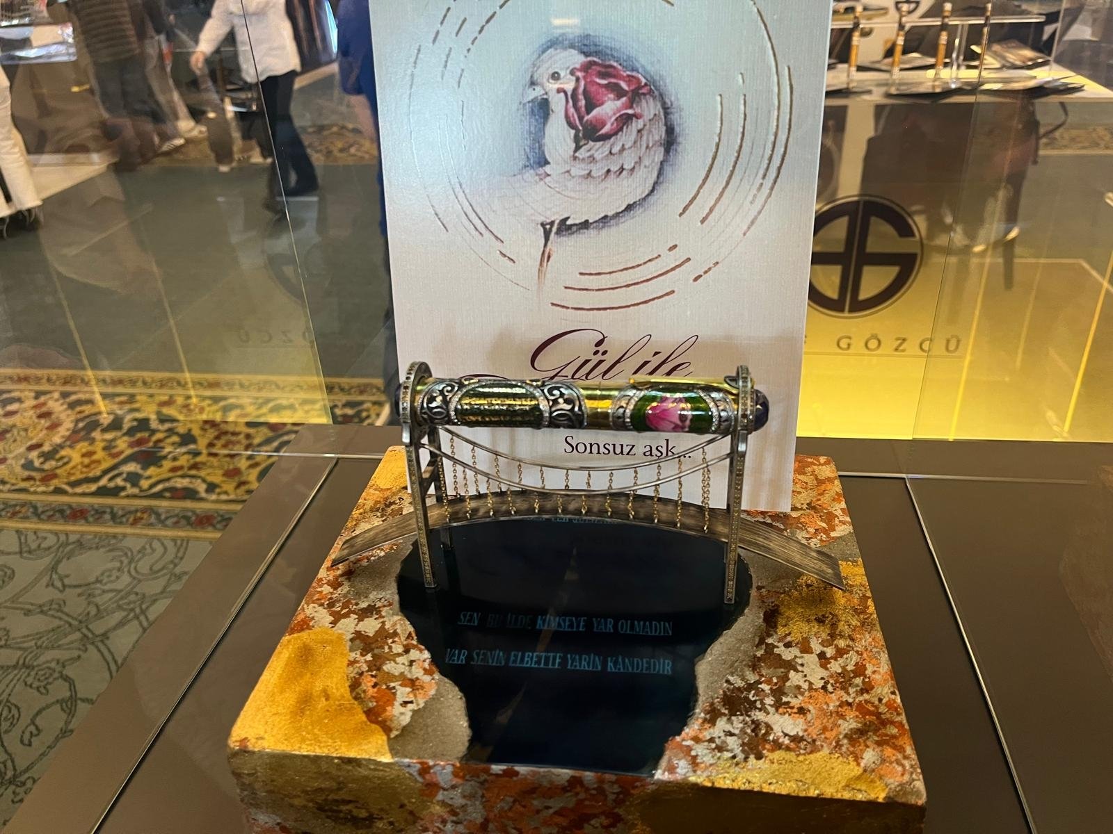 Pen craftsman Akif Gözcü's pen inspired by "The Nightingale and the Rose" in Eastern literature. (Photo by Betül Tilmaç)