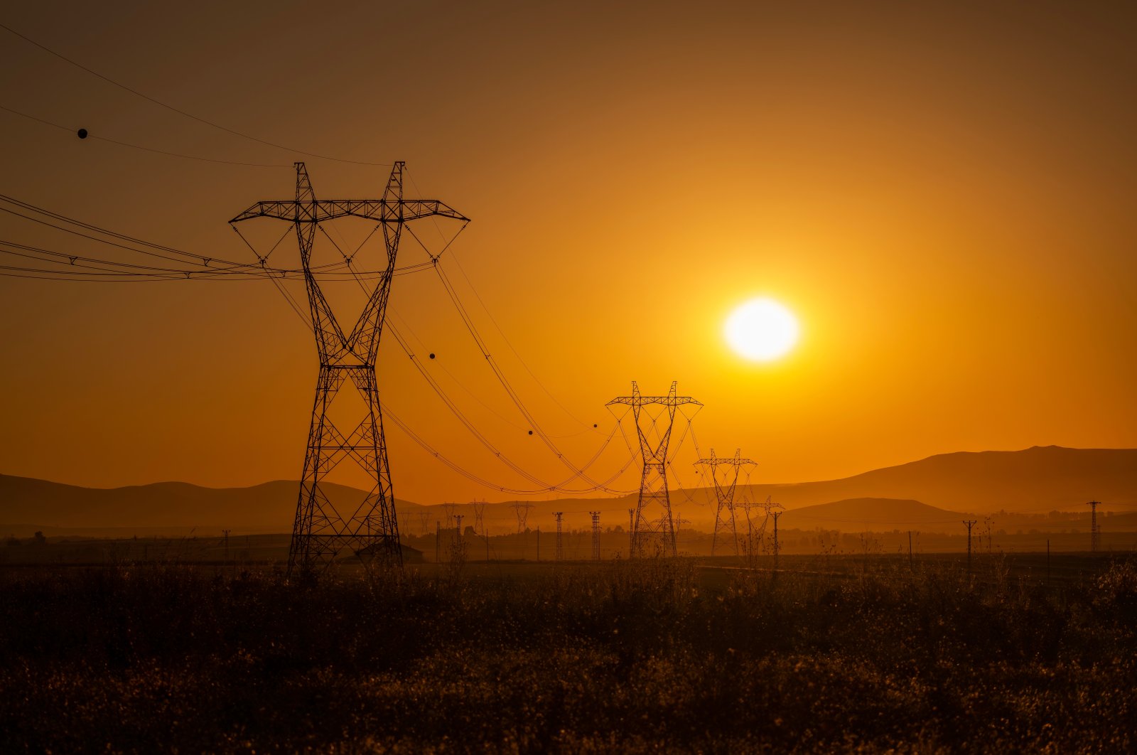 Electric wires are lined up at a location in Van, eastern Türkiye. (Shutterstock Photo)