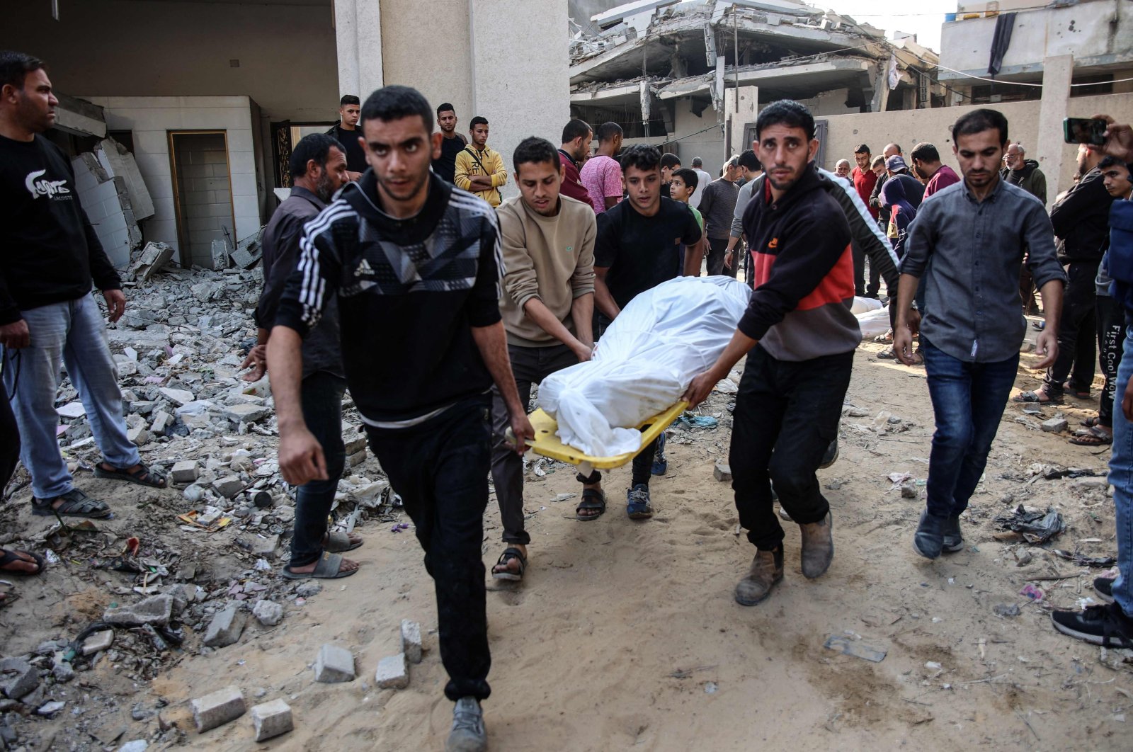 Palestinians carry the body of a victim killed in Israeli strikes toward a cemetery in Jabalia in the northern Gaza Strip, Palestine, Nov. 10, 2024. (AFP Photo)