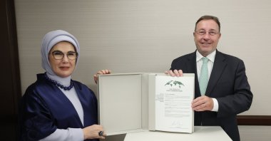 First lady Emine Erdoğan (L) meets with UNDP Executive Director Achim Steiner, Baku, Azerbaijan, Nov. 11, 2024. (AA Photo)