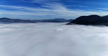 This aerial view shows the Sarajevo valley covered by fog and polluted air in Bosnia-Herzegovina, Nov. 8, 2024. (AFP Photo)