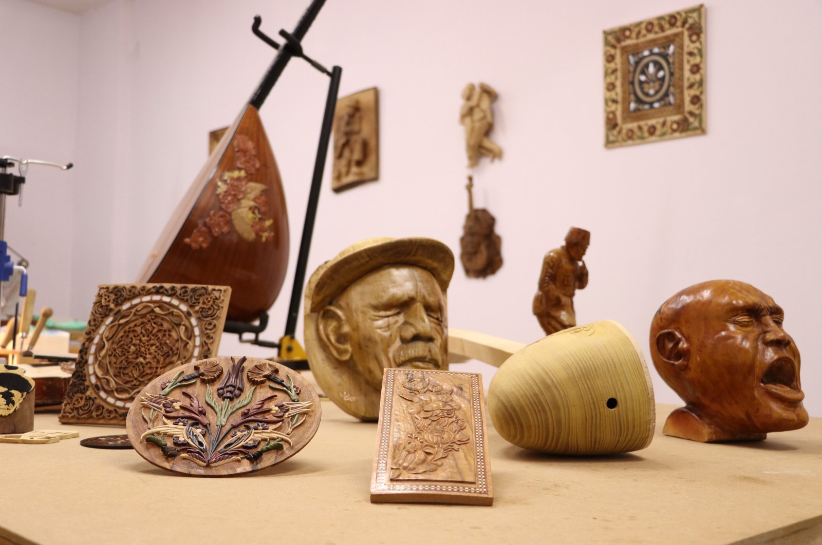 The wood carvings of Pertev Aslan, showcasing intricate traditional Hatayi art, are on display in Tekirdağ, Türkiye, Nov. 6, 2024. (AA Photo)