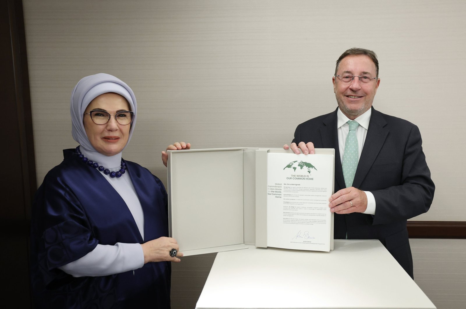 First lady Emine Erdoğan (L) meets with UNDP Executive Director Achim Steiner, Baku, Azerbaijan, Nov. 11, 2024. (AA Photo)