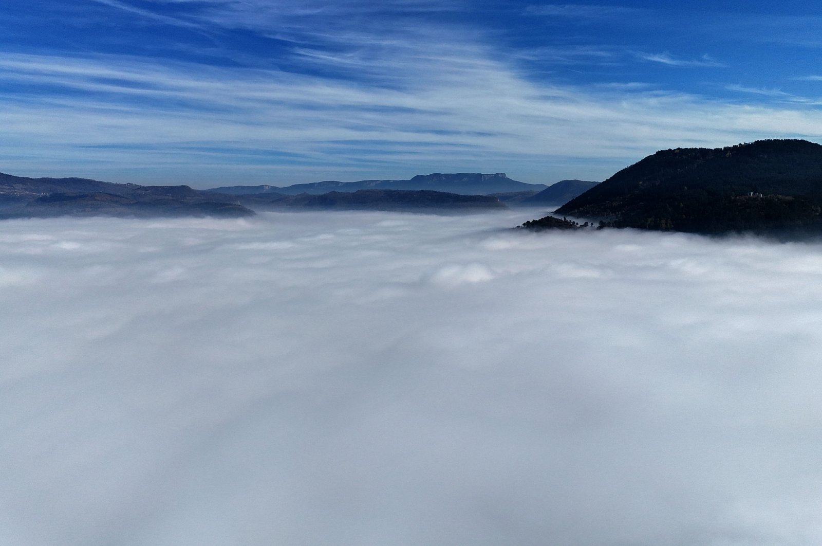 This aerial view shows the Sarajevo valley covered by fog and polluted air in Bosnia-Herzegovina, Nov. 8, 2024. (AFP Photo)