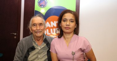 Sevgi (R) and Selahattin Çağdaş, who met at a dialysis center and married 17 years ago, urge more organ donations to save lives. (AA Photo)