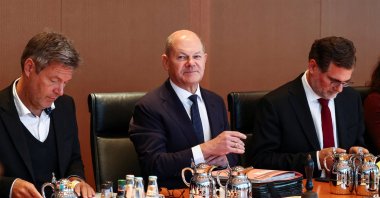 German Chancellor Olaf Scholz and German Economy and Climate Minister Robert Habeck (L) attend a Cabinet meeting at the Chancellery in Berlin, Germany, Nov. 6, 2024. (Reuters Photo)