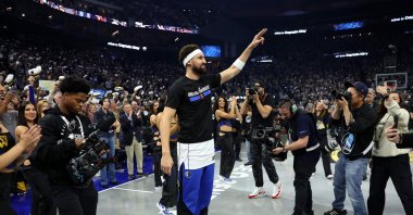 Klay Thompson of the Dallas Mavericks acknowledges the crowd before their game at Chase Center, San Francisco, California, U.S., Nov. 12, 2024. (AFP Photo)