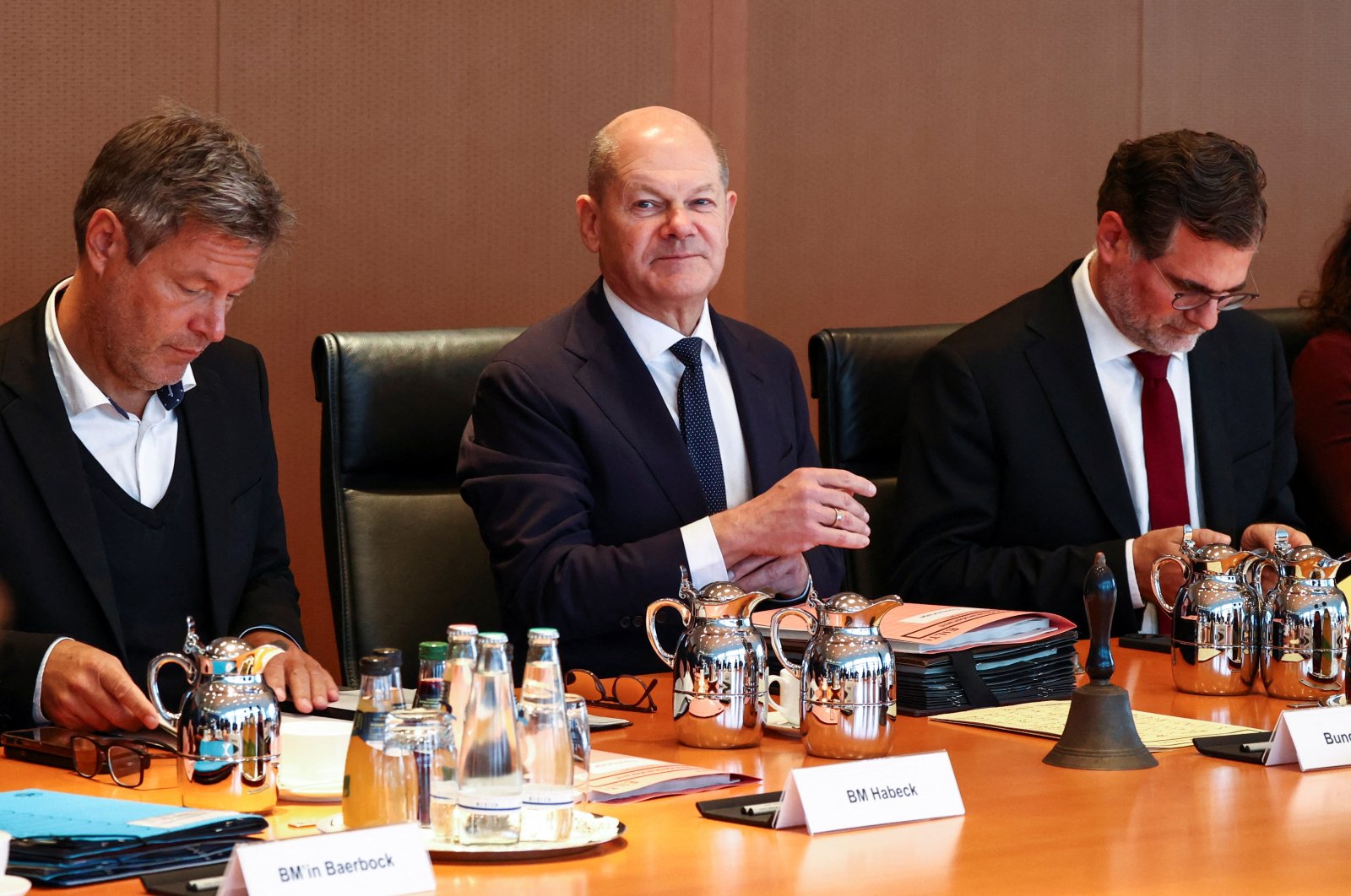 German Chancellor Olaf Scholz and German Economy and Climate Minister Robert Habeck (L) attend a Cabinet meeting at the Chancellery in Berlin, Germany, Nov. 6, 2024. (Reuters Photo)