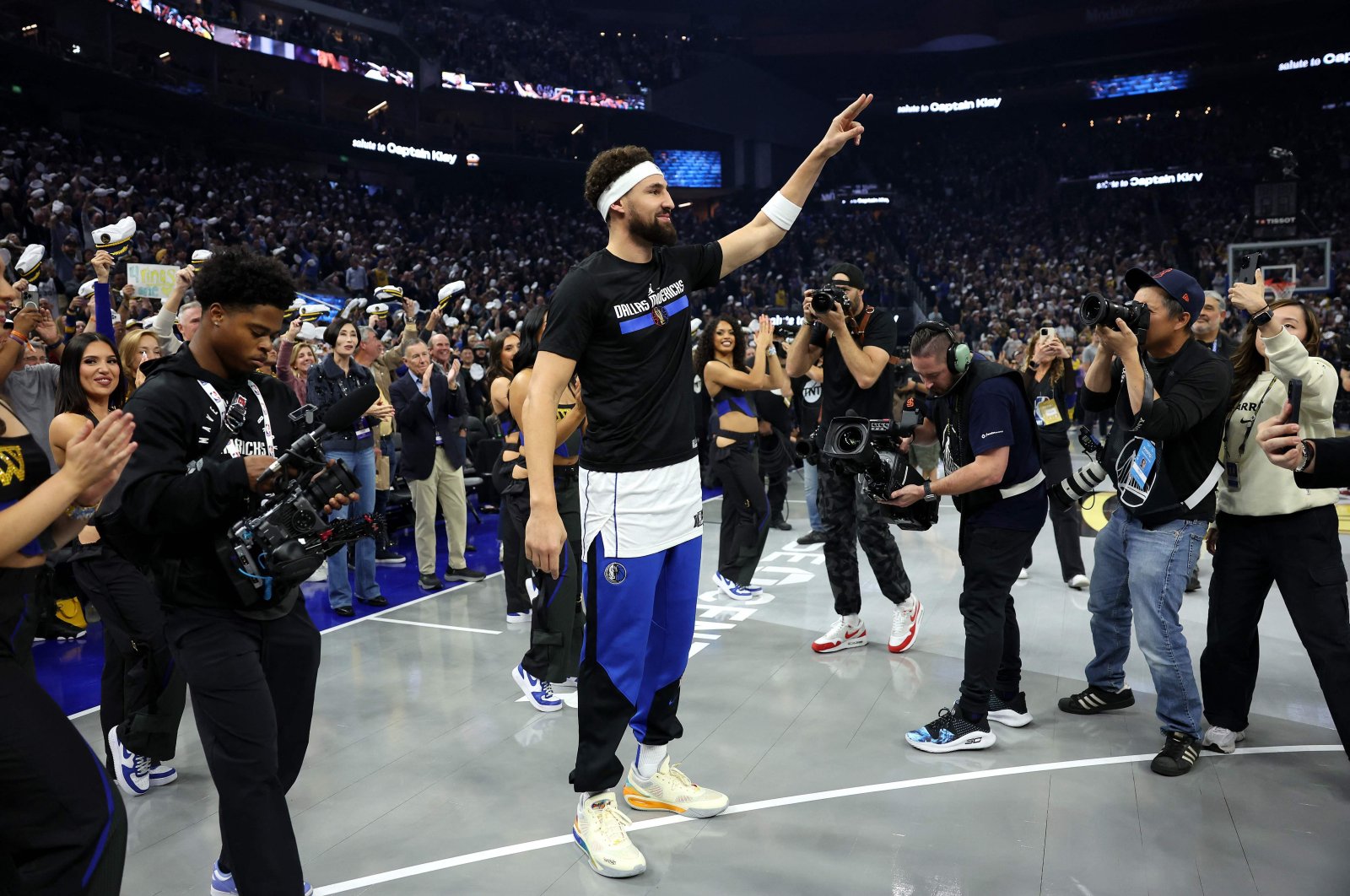 Klay Thompson of the Dallas Mavericks acknowledges the crowd before their game at Chase Center, San Francisco, California, U.S., Nov. 12, 2024. (AFP Photo)