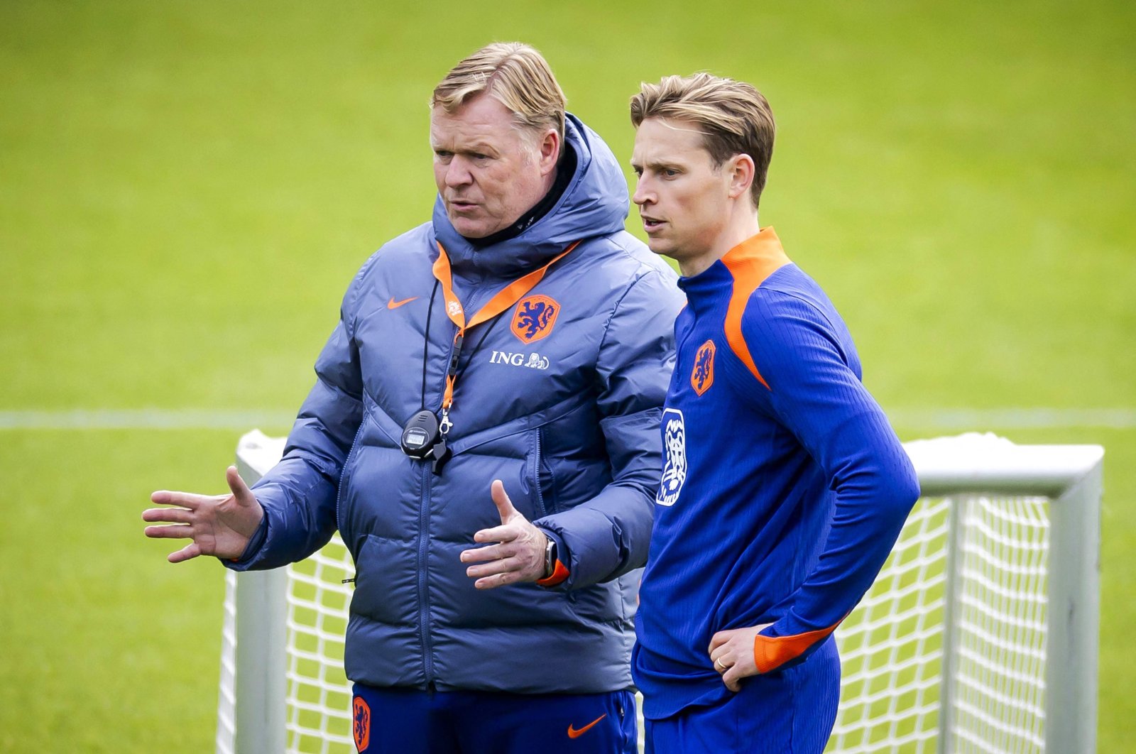 Dutch Head Coach Ronald Koeman (L) speaks with Dutch midfielder Frenkie de Jong during a training session at the Royal Dutch Football Association (KNVB) campus ahead of the UEFA Nations League match against Hungary, Zeist, Netherlands, Nov. 13, 2024. (AFP Photo)