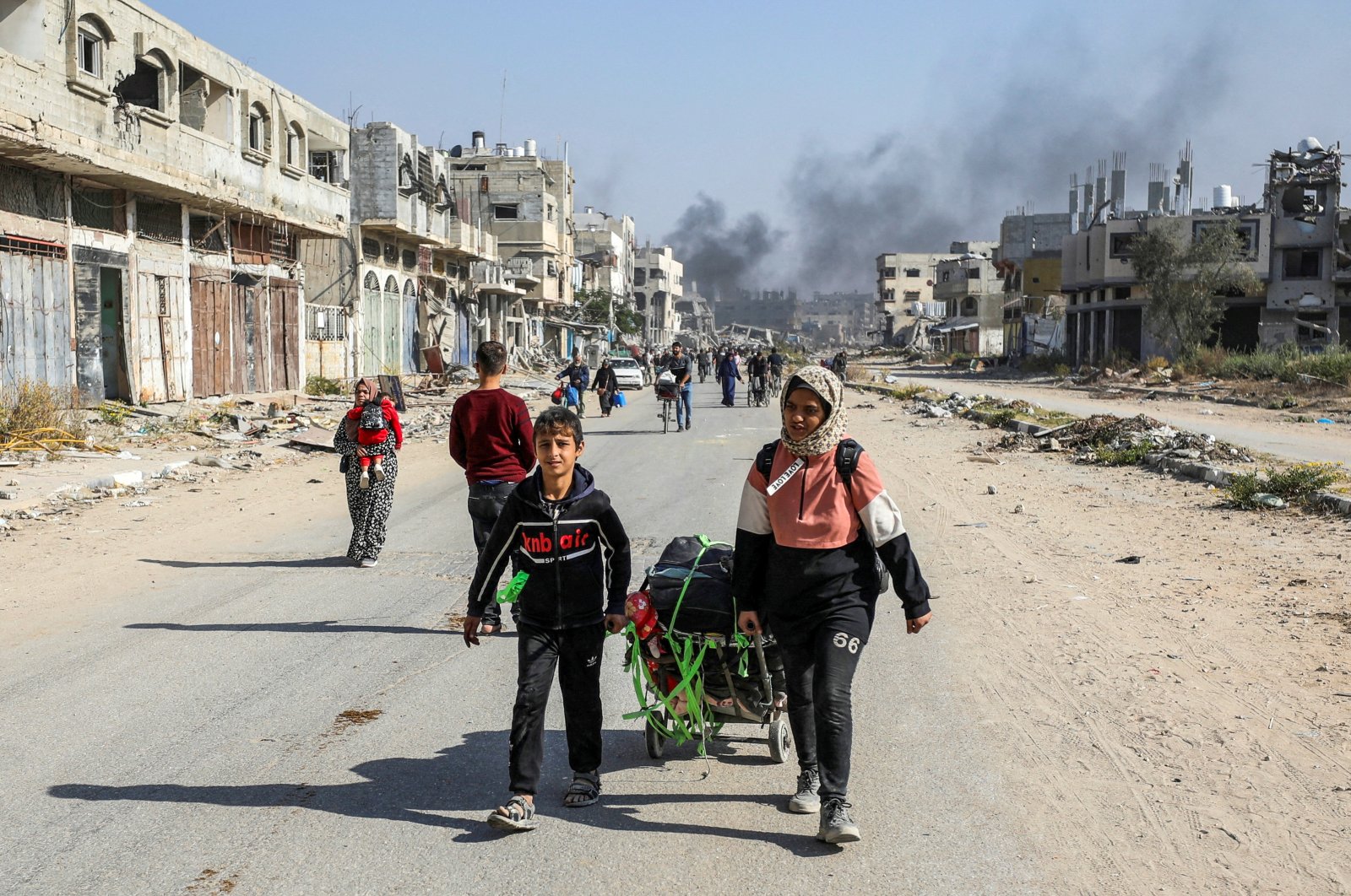 Displaced Palestinians make their way after fleeing the northern part of Gaza amid an Israeli military operation in Gaza City, Palestine, Nov. 12, 2024. (Reuters Photo)