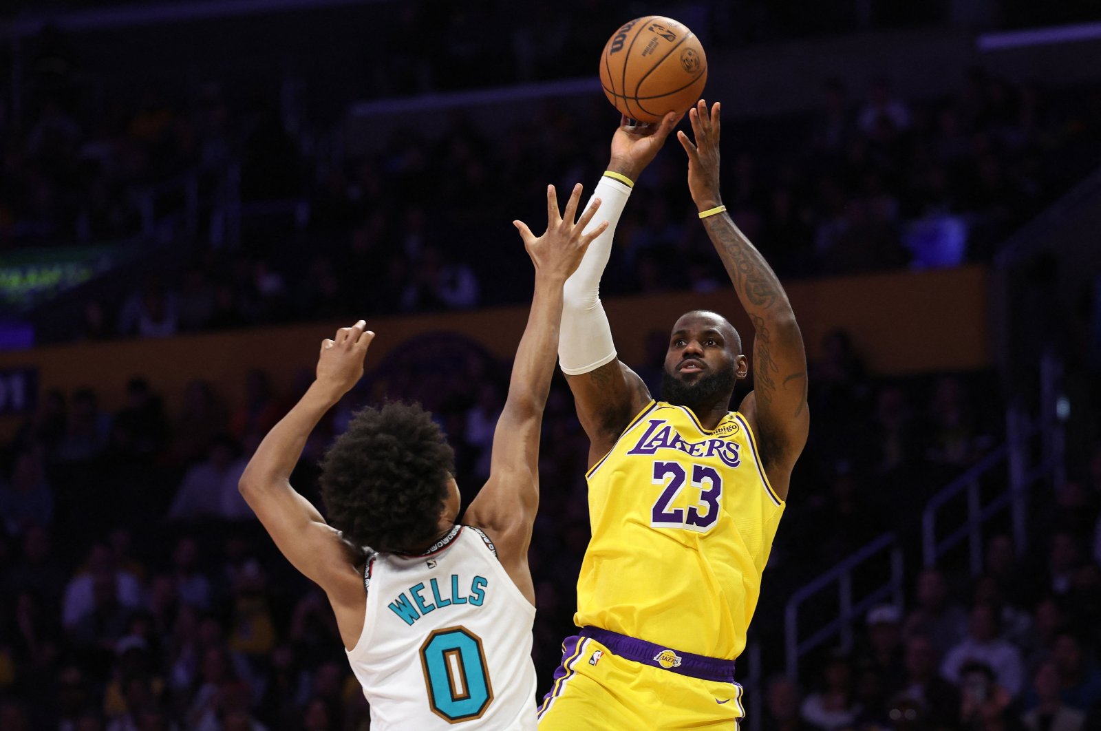 LeBron James of the Los Angeles Lakers shoots the ball over Jaylen Wells of the Memphis Grizzlies during the first quarter at Crypto.com Arena, Los Angeles, California, U.S., Nov. 13, 2024. (AFP Photo)