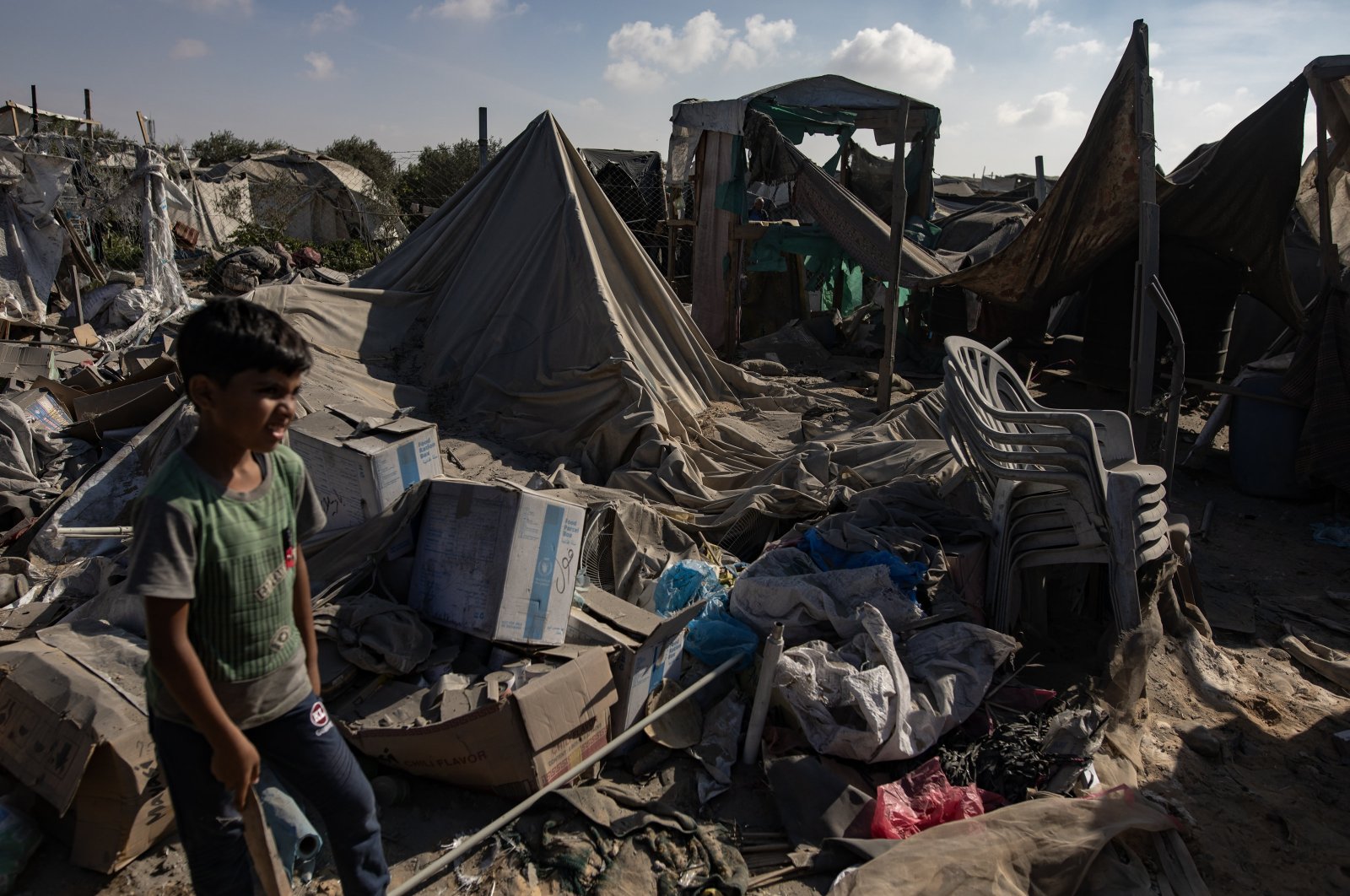 Palestinians inspect the damage following Israeli shelling at a camp housing internally displaced people in Khan Younis, southern Gaza Strip, Palestine, Nov. 13, 2024. (EPA Photo)