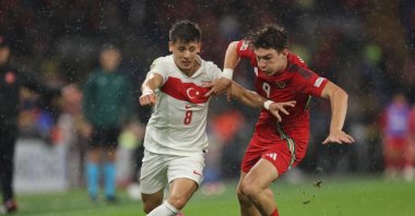 Türkiye&#039;s Arda Güler (L) runs with the ball under pressure from Wales&#039; Lewis Koumas during the UEFA Nations League 2024/25 League B Group B4 match at Cardiff City Stadium, Cardiff, Wales, Sept. 6, 2024. (Getty Images Photo)