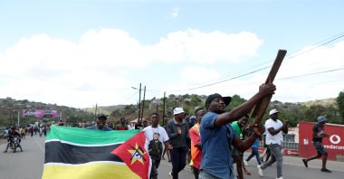 Supporters of presidential candidate Venancio Mondlane protest demanding the &#039;restoration of electoral truth&#039;, cutting off traffic at Ressano Garcia, the main border between Mozambique and South Africa, heavily guarded by dozens of soldiers and police, Mozambique, Nov. 14, 2024. (EPA Photo)